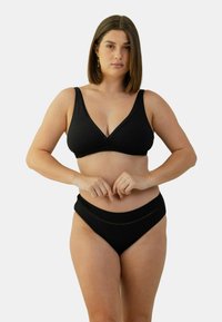 Ensemble de bikini noir comprenant un bralette à décolleté en V profond texturé avec de larges bretelles et un bas taille haute assorti, orné de détails de couture subtils.