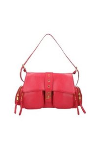 Borsa in pelle rosa con due tasche frontali, dettagli in oro e tracolla rimovibile. Presenta un design con pattina pieghevole.