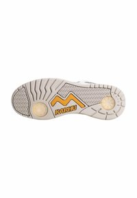 Sole di sneaker bianca in gomma testurizzata, con il logo giallo "KARHU" e un motivo a zig zag. Battistrada prominente per una migliore aderenza.