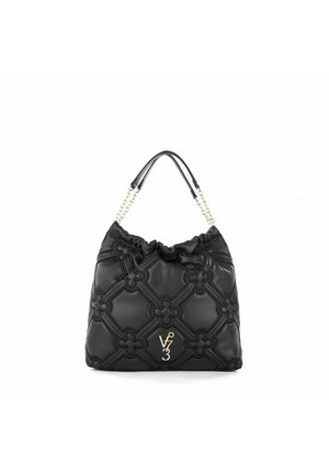 Borsa a secchiello in pelle nera con motivo floreale a cucitura trapuntata, parte superiore arricciata e doppio manico in catena e pelle. Presenta un accento dorato con il logo.