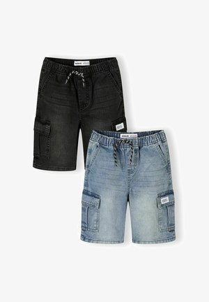 To par cargo shorts med elastiske taljebånd og snore, den ene sort og den anden lyseblå denim, begge med sidelommer og mærker.