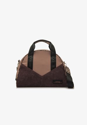 Sac à main bicolore bordeaux et taupe avec une texture duale, un haut arrondi, des poignées noires robustes et une sangle d'épaule amovible. Comprend un logo et une bordure à motifs.
