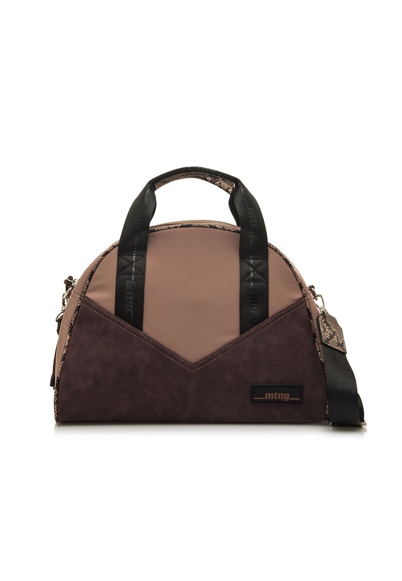 Sac à main bicolore bordeaux et taupe avec une texture duale, un haut arrondi, des poignées noires robustes et une sangle d'épaule amovible. Comprend un logo et une bordure à motifs.