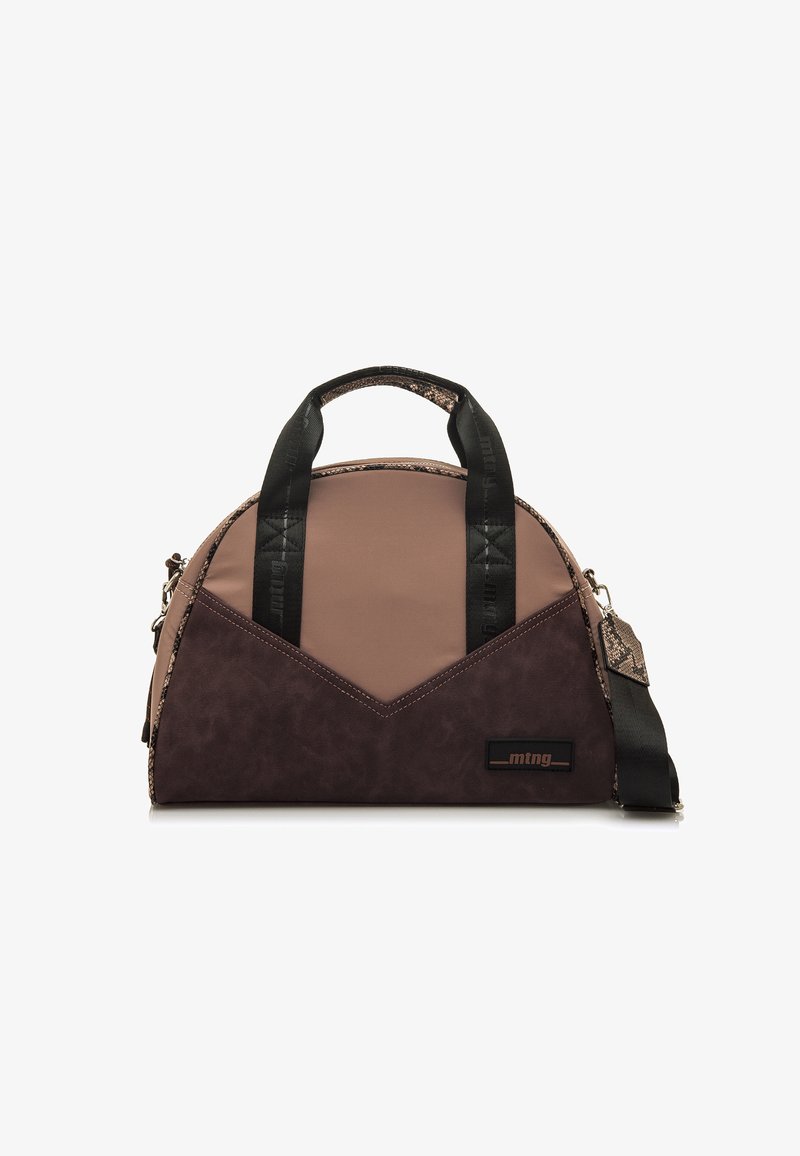 Borsa a due texture in burgundy e taupe con parte superiore arrotondata, robuste maniglie nere e tracolla removibile. Presenta un logo e un bordo a fantasia.