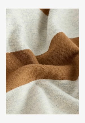 Weicher Strickstoff mit breiten horizontalen Streifen in Beige und Hellbraun, in Nahaufnahme der Falten und Texturdetails gezeigt.