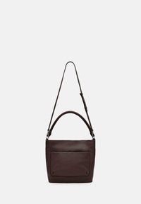 Brązowa skórzana torebka na ramię o usztywnionym kształcie, z pojedynczym uchwytem u góry i regulowanym paskiem. Posiada przednią kieszeń z subtelnym przeszyciem.