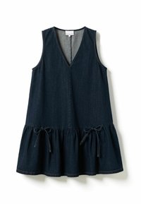 Tumši džinsa kleita ar V veida kakla izgriezumu, bez piedurknēm, sapulcinātu jostasvietu ar saites vadu un izpušķotu apakšmali.