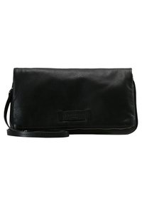 Černá kožená kabelka na ruku s texturovaným povrchem, štíhlým tvarem, nastavitelným ramenním popruhem a raženým logem na přední straně. Se zapínáním na zip.