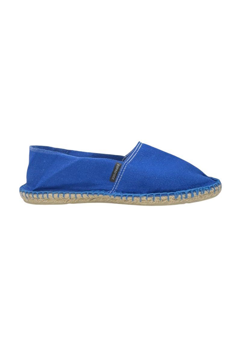 Espadrille en toile bleue avec un bout rond, des panneaux élastiqués et une semelle en corde de jute. Présente des coutures blanches le long des coutures.