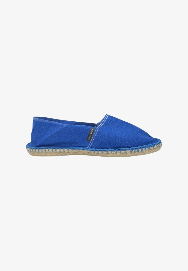 Espadrille en toile bleue avec un bout rond, des panneaux élastiqués et une semelle en corde de jute. Présente des coutures blanches le long des coutures.