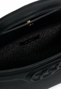 Zwarte leren handtas met een gekorrelde afwerking, voorzien van een ritssluiting en een gedessineerde stoffen interieur. Inclusief een klein merkelabel binnenin.