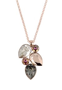 Roze gouden ketting met een cluster van glazen stenen in verschillende vormen, in lichtgrijs, donkergrijs en roze tinten, met een glanzende textuur.