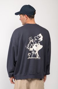 Sudadera de un azul marino oscuro con corte holgado y mangas largas. Presenta un gráfico blanco en la parte posterior de una persona agitando un cóctel.
