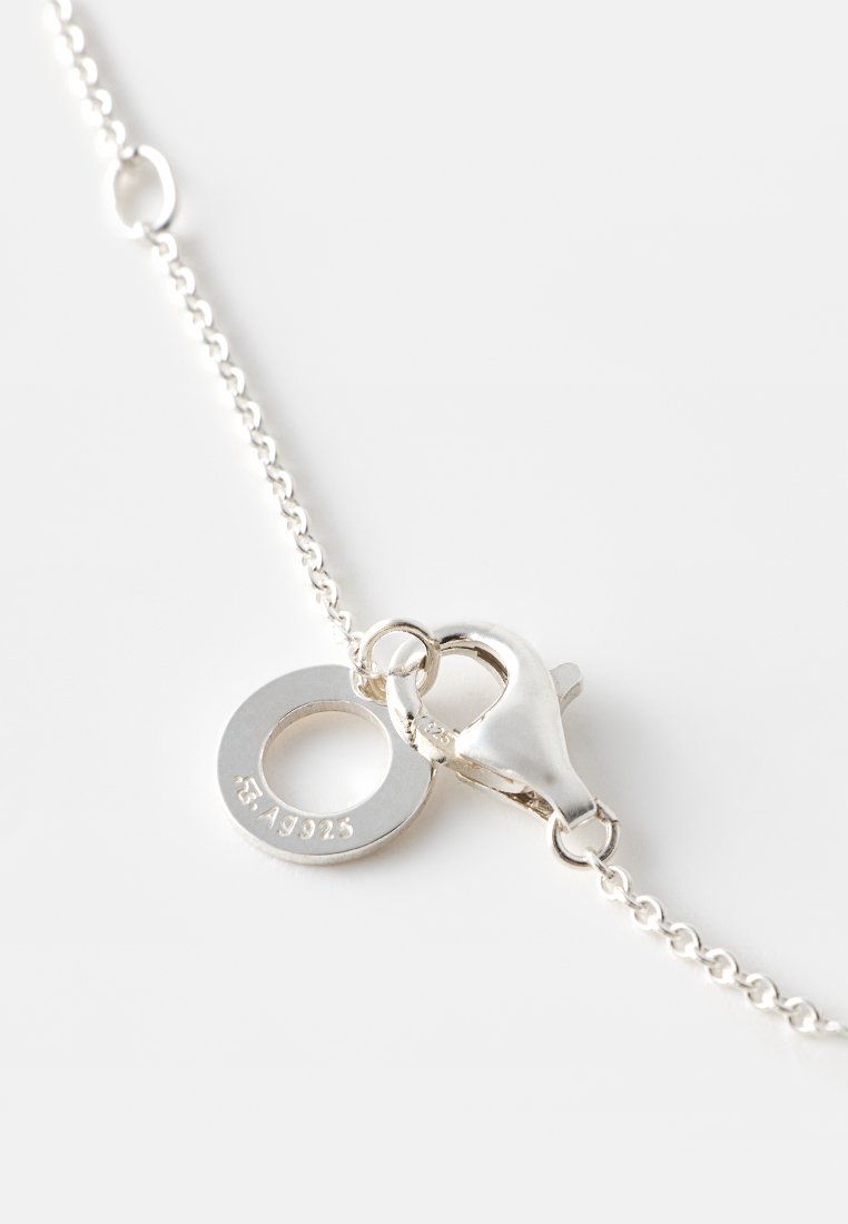 Silberne Kettenarmband mit einem runden Glied und einem Karabinerhaken, gekennzeichnet mit "925", was auf die Qualität von Sterlingsilber hinweist. Glatte Oberfläche, schlichtes Design.