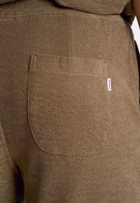 ELASTIC WAIST - Shorts - dk stone