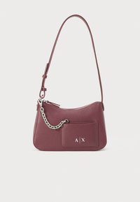 Sac à main en cuir bordeaux avec une forme incurvée, accents en chaîne, fermeture éclair et poche avant ornée des lettres A et X en relief.
