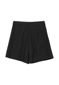 Pantaloni corti neri con una texture liscia, dotati di una vita piatta e pieghe frontali. Tagliati sopra il ginocchio con un design sartoriale.