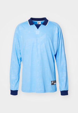 Hellblauses Langarm-Polohemd mit marineblauem Kragen und Bündchen, das ein dezentes Allover-Muster und Nike-Logoprint am unteren Saum aufweist.
