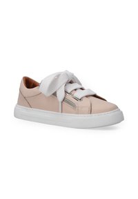 Rosa Leder-Sneaker mit weißen Schnürsenkeln, ausgestattet mit einem strukturierten Seitenpaneel und einer gepolsterten Innensohle, auf einer weißen Gummisohle.