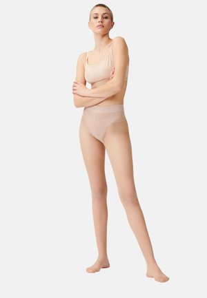 Set di intimo beige chiaro con una texture liscia e elastica. Il reggiseno presenta spalline sottili e un design senza cuciture, abbinato a culotte a vita alta.