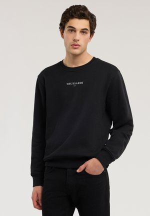 Schwarzer Sweatshirt aus Baumwollmischung mit Rundhalsausschnitt und langen Ärmeln. Auf der Brust befindet sich ein kleines weißes "TRUSSARDI"-Logo.