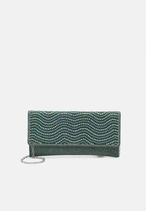 Pochette verte avec un motif ondulé de petites perles réfléchissantes et une anse en chaîne argentée, présentée sur un fond blanc uni.