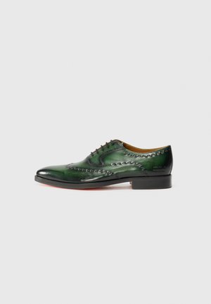 Zapato oxford de cuero verde con costuras intrincadas, puntera redondeada, detalles texturizados y suela negra con un sutil borde rojo.