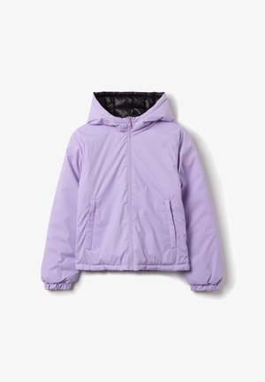 Paars, capuchon, ritsjack gemaakt van een glad materiaal. Heeft elastische manchetten, twee zijzakken en een zwarte binnenvoering.
