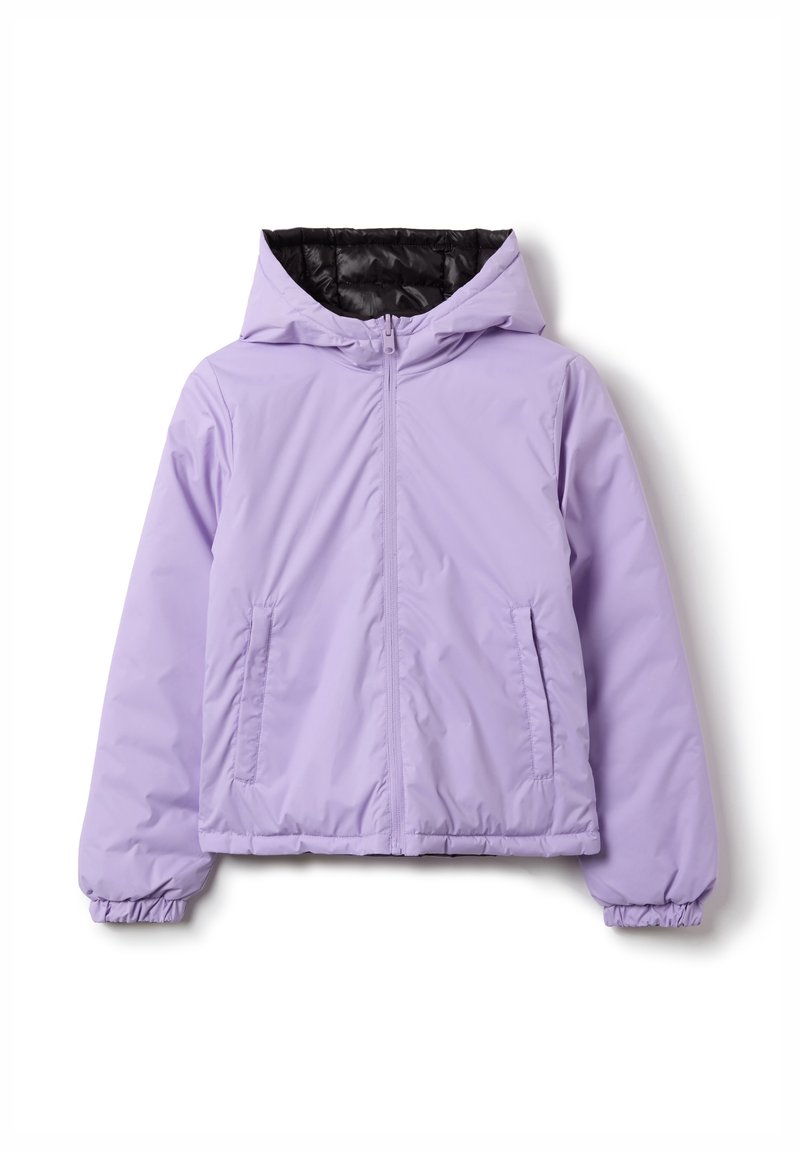 Lila, hüftlange, Reißverschlussjacke aus glattem Material. Verfügt über elastische Bündchen, zwei Seitentaschen und ein schwarzes Innenfutter.