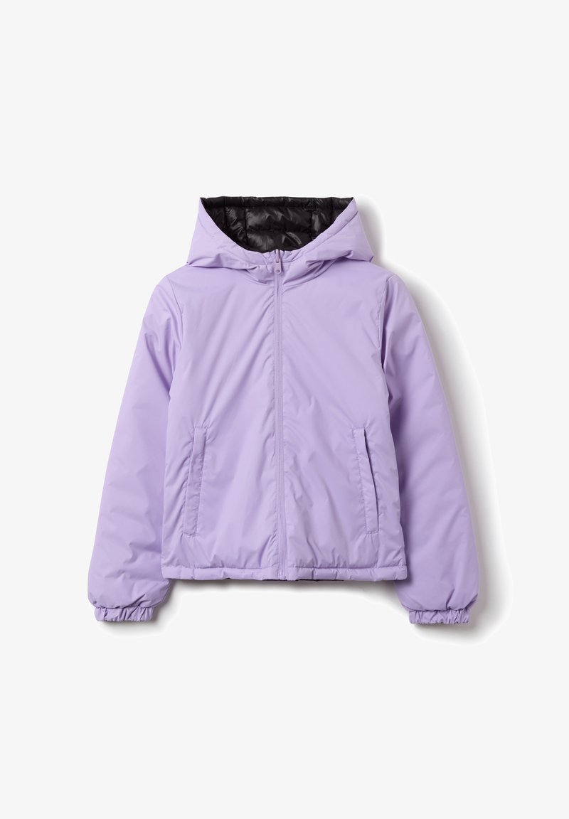 Lila, hüftlange, Reißverschlussjacke aus glattem Material. Verfügt über elastische Bündchen, zwei Seitentaschen und ein schwarzes Innenfutter.