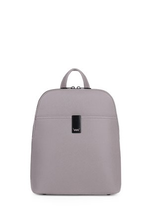 Grauer Rucksack aus Kunstleder mit strukturierter Oberfläche, Obergriff und einer Vordertasche. Mit einem schwarzen rechteckigen Logoakzent.