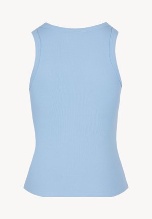 Bez rękawów prążkowany jasnoniebieski top z okrągłym dekoltem, pokazany od tyłu na jednolitym białym tle.