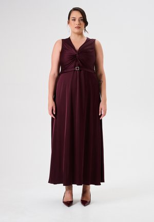 Bordeaux Maxi-Kleid mit geknotetem Vorderdesign, ärmellosem Stil und einer Taillierung, die durch eine silberne Schnalle betont wird. Geschmeidige Textur.