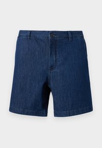 Σκούρα μπλε τζιν σορτς με θηλιές για ζώνη, κουμπί μπροστά και κλείσιμο με φερμουάρ, σε απλό ανοιχτό φόντο.
