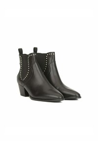 Zwarte leren enkellaarzen met spitse neuzen, elastische zijkanten en zilveren studs langs de naden. Blokhakken voor extra hoogte.
