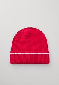 Rode gebreide beanie met ribbeltextuur, voorzien van een witte horizontale streep op de opgerolde manchette. Gladde bovenkant met een licht spits kroon.