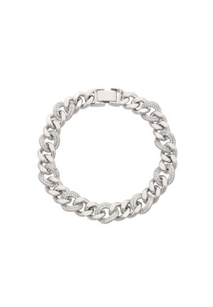 Sølvkædearmbånd med sammenflettede led, der har glitrende detaljer, en sikker lås og en glat, poleret overflade.