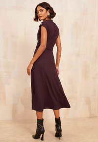 Friends Like These REGULAR FIT - SHOULDER MIDI WITH DETAILING - Svetríkové šaty - red