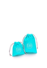 Twee teal stoffen zakjes met een trekkoordsluiting. Zilveren accenten en een circulair logo met de tekst "Elli We Love Jewels" zijn prominent aanwezig.