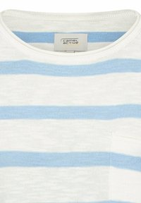 Chemise en maille blanche avec des rayures horizontales bleu clair, col rond, petite poche poitrine, et étiquette de marque Camel Active à l'intérieur du col.