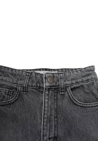 Harmaan farkut, joissa on nappikiinnitys, viisi taskua ja näkyvä ompelu yksityiskohtana vyötäröllä ja taskuissa.