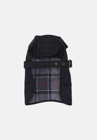 Μαύρο καπιτονέ παλτό για σκύλους με καρό επένδυση που διαθέτει γκρίζες, κόκκινες και πορτοκαλί λεπτομέρειες. Περιλαμβάνει λουρί και λεπτομέρεια με πόρπη.