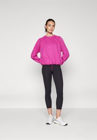 DKNY VARSITY PLACED PUFF LOGO PULLOVER WITH BUNGEE - Melegítőfelső - orchid glow