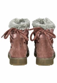 Botas con un exterior de ante rosa, forro de piel sintética gris en la parte superior y suelas de goma marrón. Presentan cordones atados y acentos laterales texturizados.