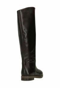 Hoge bruine leren laars met een gladde textuur, licht glanzende afwerking en een platte zool. Naaddetails lopen langs de achterkant en enkel.