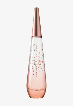 Hohe, schlanke Parfümflasche mit rosa Farbverlauf, roségoldfarbenem Verschluss und verstreutem Blütenblatt-Design, beschriftet mit "Issey Miyake L'eau d'Issey Pure".