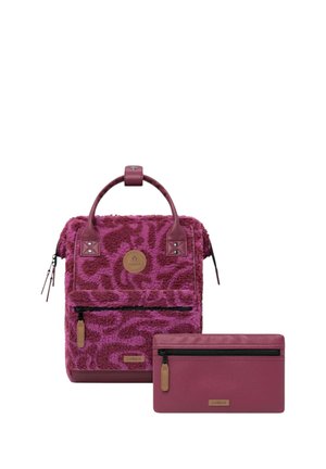 Fluffiger pinker Rucksack mit strukturiertem Leopardenmuster, Lederakzenten, einem oberen Griff und einem passenden Reißverschlussgeldbeutel.