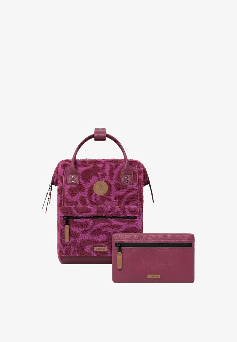 Fluffiger pinker Rucksack mit strukturiertem Leopardenmuster, Lederakzenten, einem oberen Griff und einem passenden Reißverschlussgeldbeutel.