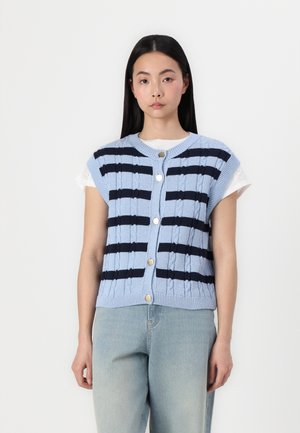 Gilet tricoté bleu clair avec des rayures horizontales marine, à manches courtes et boutons dorés, présentant un motif en câble texturé.