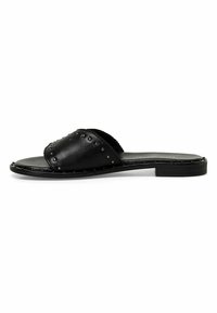 Sandalo scivoloso in pelle nera con una larga fascia decorata con borchie metalliche, suola piatta e design minimalista. Suola antiscivolo per il massimo comfort.